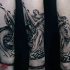 Tatuaje en el antebrazo, estatua antigua de ángel expresivo volumétrico