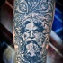 Tatuaje en el brazo,  estatua antigua volumétrica espectacular