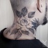 Tatuagem de pescoço estilo grande pintado blackwork preciso de grande rosa com folhas por Zihwa