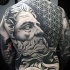 grande  nero e bianco statua antica con ornamento tatuaggio pieno di schiena