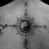 Großes schwarzes und weißes Rücken Tattoo von Kompass mit Yin-Yang Symbol
