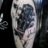 Tatuaje en el brazo, parte de guitarra estupenda muy realista