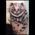 Tatuaje en el hombro,
gato sonriente dulce  de Chishire