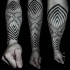grande  nero e bianco ipnotico ornamento tatuaggio su braccio