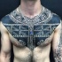 Tatuaje en el pecho y hombros, ornamento masivo estupendo