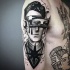 Tatuaje en el hombro,
retrato extraordinario de hombre