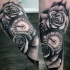 Tatuaje en el antebrazo, rosas y reloj mecánico, colores negro blanco