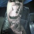 Tatuaje negro blanco en el brazo, parte de guitarra grande 3D con rosa delicada
