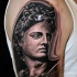 Tatuaje en el brazo, estatua antigua increíble, colores negro blanco