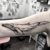 Tatuaje en el brazo, diseño simple de ballena preciosa