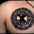 Tatuaje en el pecho, 
circulo con árbol de tinta negra, símbolo celta