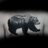 Tatuaje de gran tintero negro de oso estilizado con gran bosque