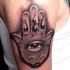 grande inchiostro nero culto stile mistico mano con occhio tatuaggio su spalla