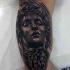 Tatuaje en la pierna, estatua antigua volumétrica, tinta negra