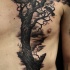 Tatuaje  de árbol alto seco con cuervos realistas