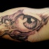 grande inchiostro nero occhio futuristico tatuaggio su braccio