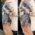 Tatuaje en el brazo, tema militar con soldado y helicópteros