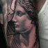 Tatuaje en el brazo, estatua antigua famosa, colores negro blanco