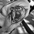 Tinta preta grande pintada por Inez Janiak tatuagem do braço do urso rugindo