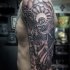 Tatuaje negro blanco  de ángel maravilloso en el brazo