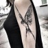 Estilo de boceto de tinta negra pintada por Inez Janiak Tatuaje de brazo superior de ave voladora