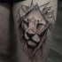 Tatuagem de coxa de tinta preta grande de leão de estilo de linha