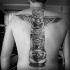 Tatuaje en la espalda, tótem de deidad, colores negro y blanco
