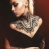 Tatuaje en el cuello y pecho,
ornamento elegante divino, tinta negra