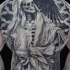 Tatuaje en la espalda, esqueletos religiosos en capas, dibujo volumétrico negro blanco