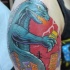 Tatuaje en el brazo, Godzilla con coche en la ciudad