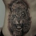 Tatuaje de jaguar  que caza en las costillas