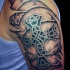 Tatuaje en el brazo,
armadura antigua con cruz celta preciosa
