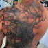Tatuaje en la espalda, árbol  extraño siniestro con esqueleto