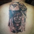 Tatuaje en la espalda, retrato simple negro blanco de indio