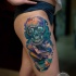 Tatuaje en el muslo, cráneo con libros diferentes, dibujo multicolor