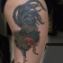 Tatuaje  de gallo de pelea de colores oscuros