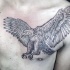 Tatuaje en el pecho,  águila cazadora en colores negro blanco