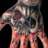 grande dettagliato colorato cranio misterioso con lettere tatuaggio su mano