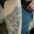 Gros loup gris le tatouage sur le bras