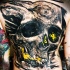 Tatuaggio spaventoso sulla schiena il teschio stilizzato