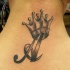 Tatuaje en el cuello, corona con puntas redondeadas y letra a