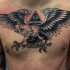 Tatuaje en el pecho,  águila y pirámide con ojo misterioso