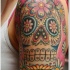 Tatuaje en el brazo, calavera de azúcar, día de muertos