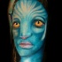 Tatuaje colorido en el hombro, mujer tribal de Avatar
