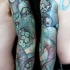 Tatuaje en el brazo, pulpo enorme de colores suaves