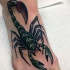 Tatuaje en el pie,
escorpión verde en estilo old school
