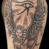 Großes mehrfarbiges Sphinx Tattoo an der Schulter mit dem Auge des Horus