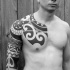 Tatuaje en el brazo y pecho, ornamento polinesio espléndido elegante