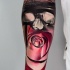 Tatuaje en el antebrazo, cráneo oscuro con rosa exquisita