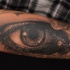 grande naturale nero e bianco occhio triste tatuaggio su braccio